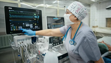 عاجل السعودية تقدم المساعدات الإنسانية للشعب الأوكراني من خلال تزويده بالمعدات الطبية المنقذة للحياة لتعزيز قدرات المرافق الصحية