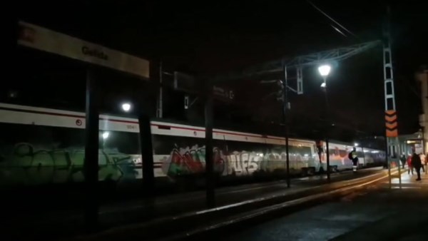 قطار يخرج عن مساره في برشلونة يودي بحياة السائق ويصيب 37 شخصا على الأقل