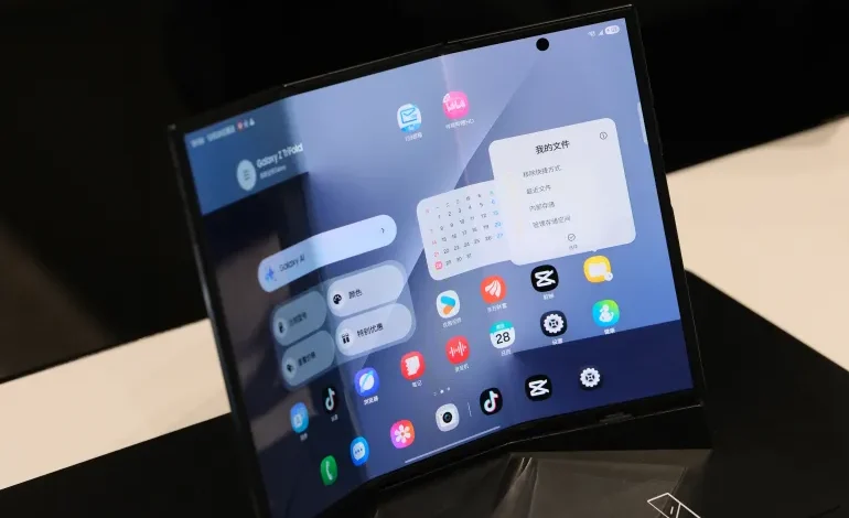 هل الهواتف ثلاثية الطي تمثل طفرة تقنية ثورية أم مخاطرة تجارية قد تؤثر على مستقبل صناعة الهواتف الذكية