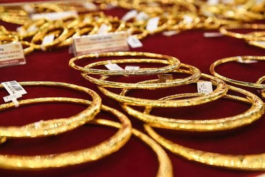 أسعار الذهب تتجه نحو ارتفاع كبير يقترب من الواحد بالمئة في تداولات اليوم