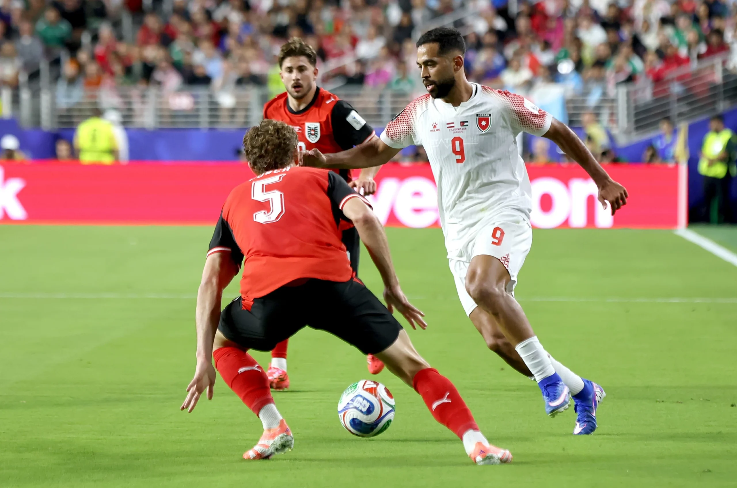 أول أردني يشارك في كأس العالم يلفت الأنظار في السعودية