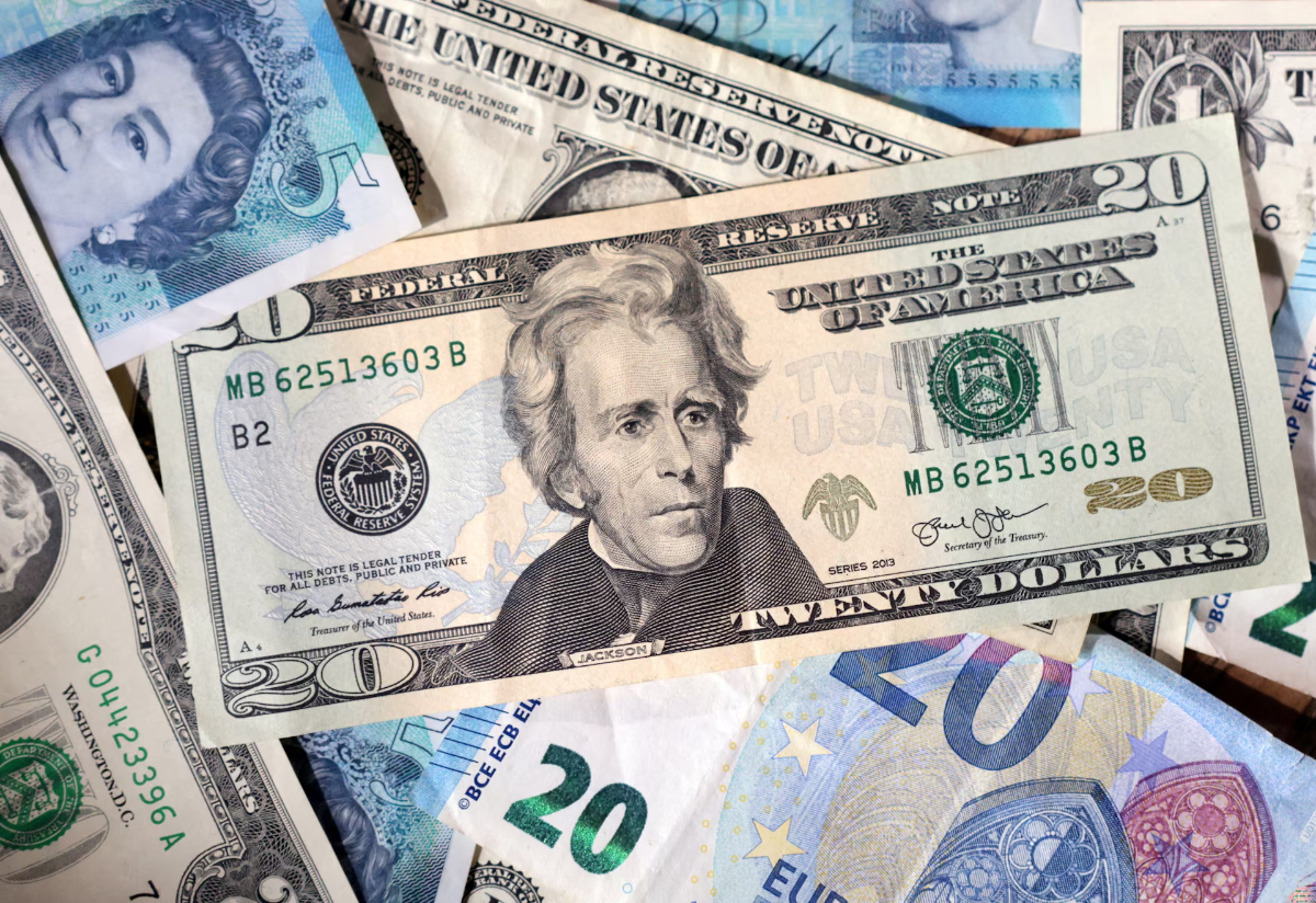 الانخفاض المستمر للدولار الأمريكي يثير تساؤلات السوق