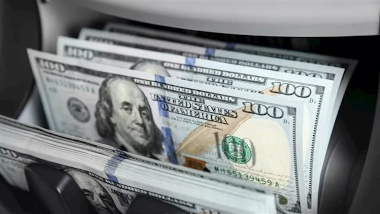 الدولار عالميًا يحافظ على أعلى مستوياته خلال شهرين
