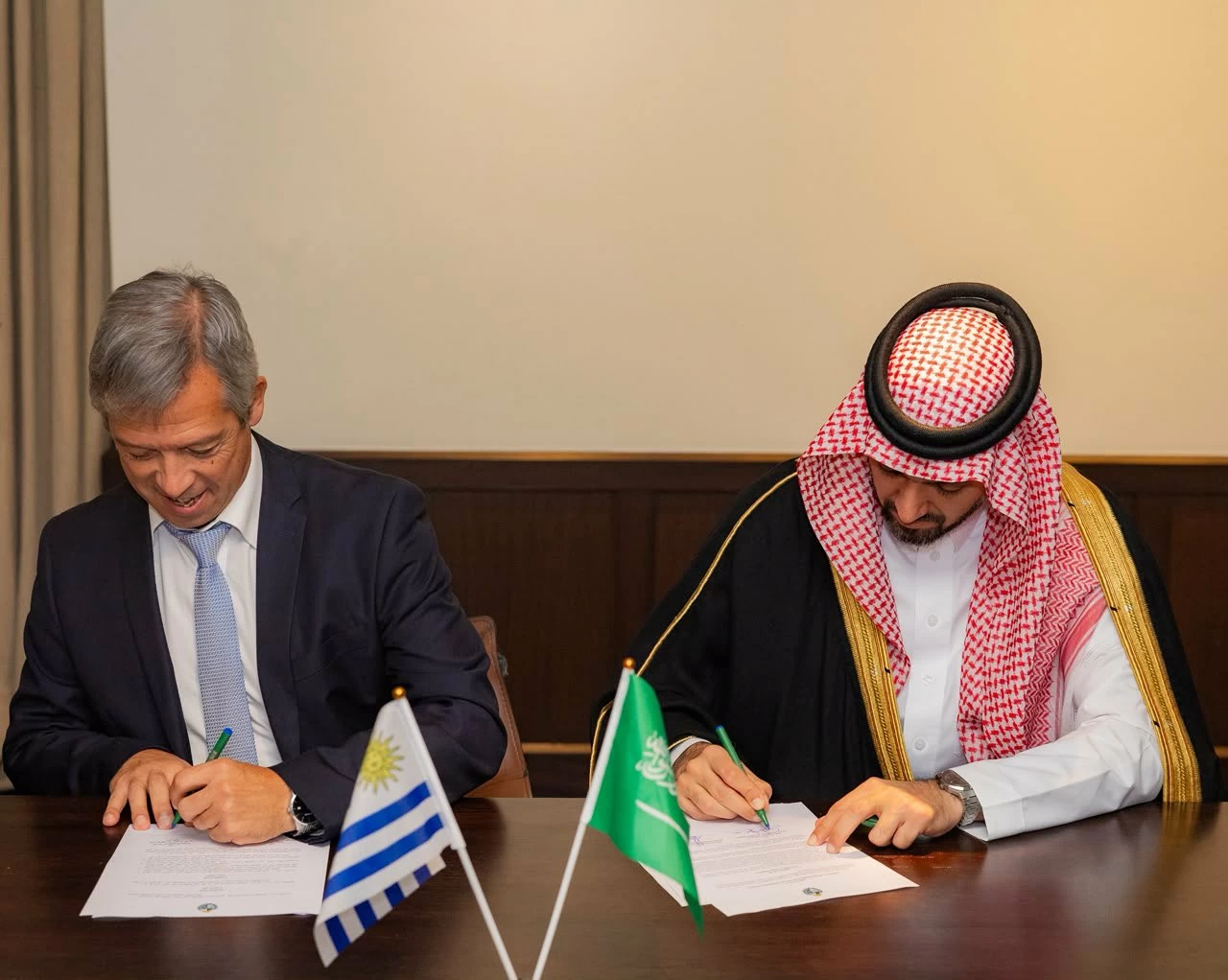 الفيصل يوقع مذكرة تفاهم مع الأوروغواي ويبدأ سريان نظام الرياضة في المملكة