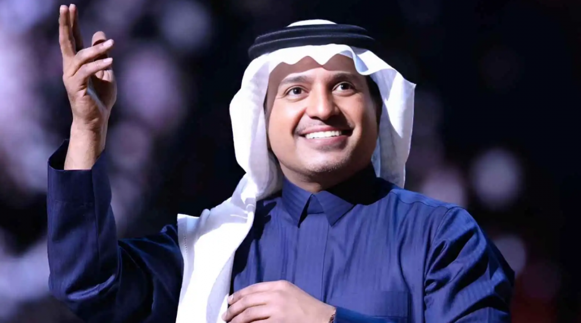 راشد الماجد يثير الحماسة ويغني على متن الطائرة قبل حفلاته في الكويت
