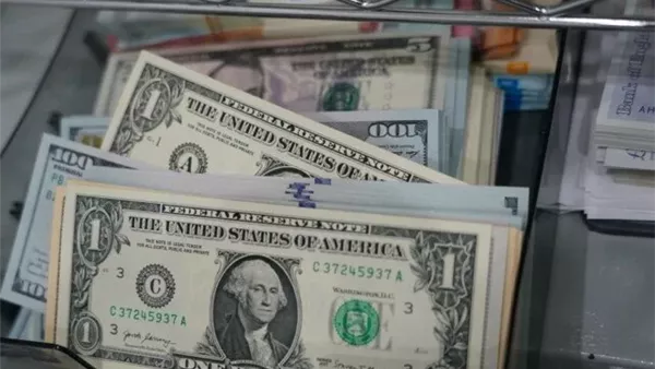 سعر الدولار اليوم يشهد تراجعًا جديدًا في البنوك ويثير اهتمام المصريين