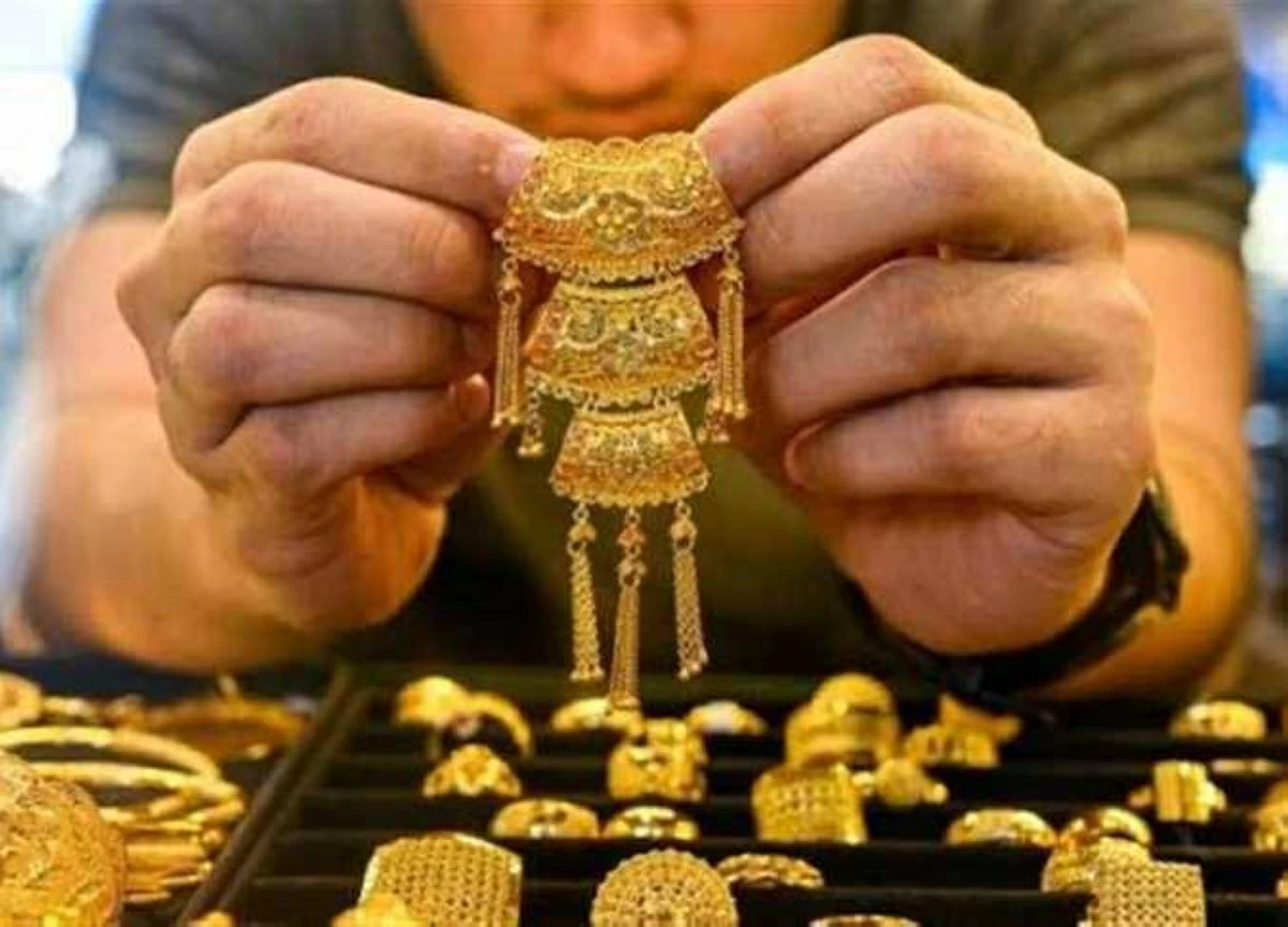 سعر الذهب ينخفض لأدنى مستوى منذ يناير ونقيب الجواهرجية يكشف توقعاته لبقية العام