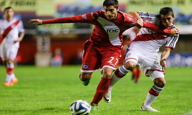 أرجنتينوس جونيورز يحقق انتصارًا هامًا على راسينج في مباريات الدوري الأرجنتيني