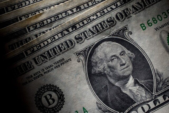ارتفاع جديد في سعر الدولار أمام الجنيه في البنوك خلال منتصف التعاملات