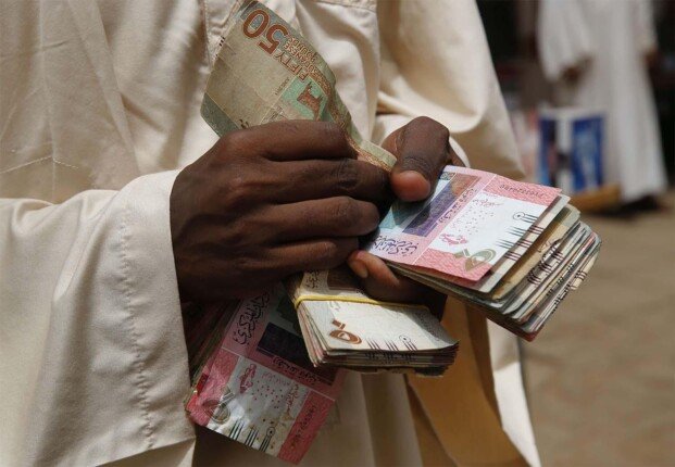 الجنيه السوداني يتدهور إلى أدنى مستوى أمام الدولار الأمريكي وسط تدهور الاقتصاد