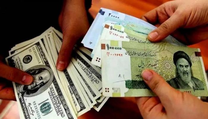 العملة الإيرانية تتراجع بشكل حاد والدولار يتجاوز حاجز مليوني ريال