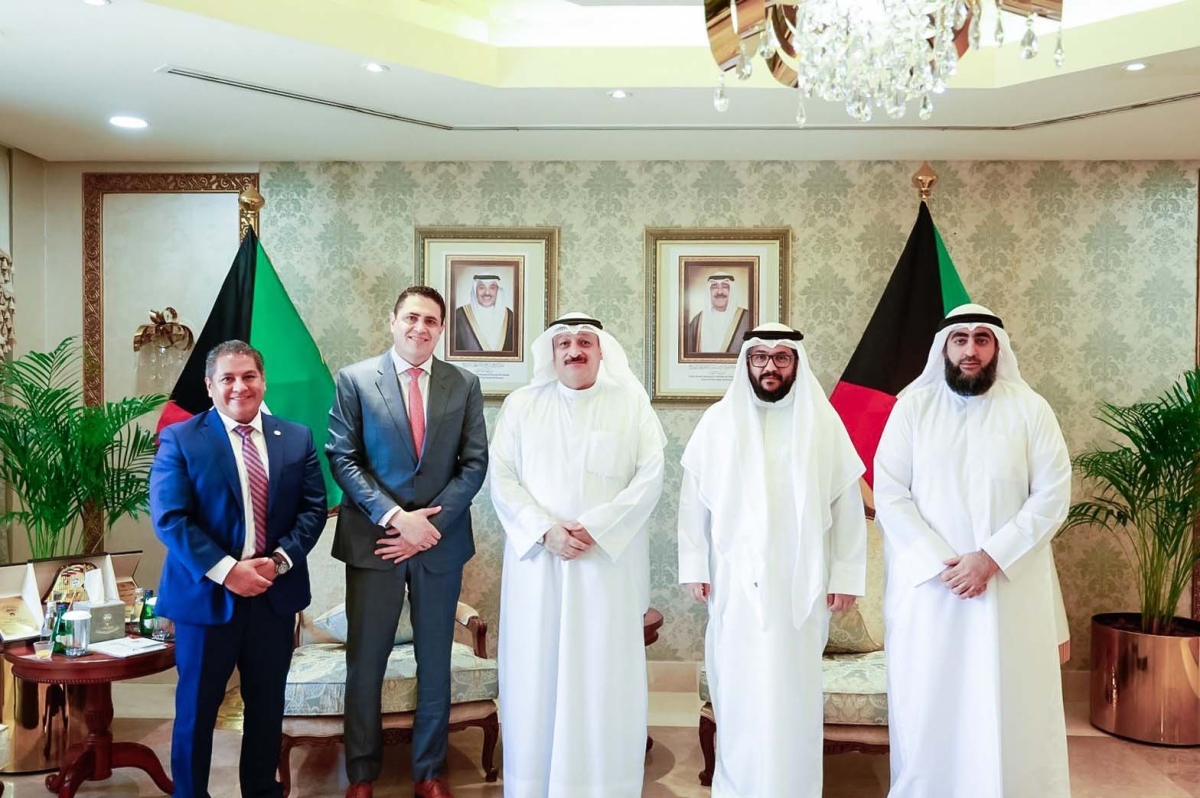 العوضي يبحث مع وفد مايو كلينك تعزيز التعاون في التعليم الطبي والبحث العلمي
