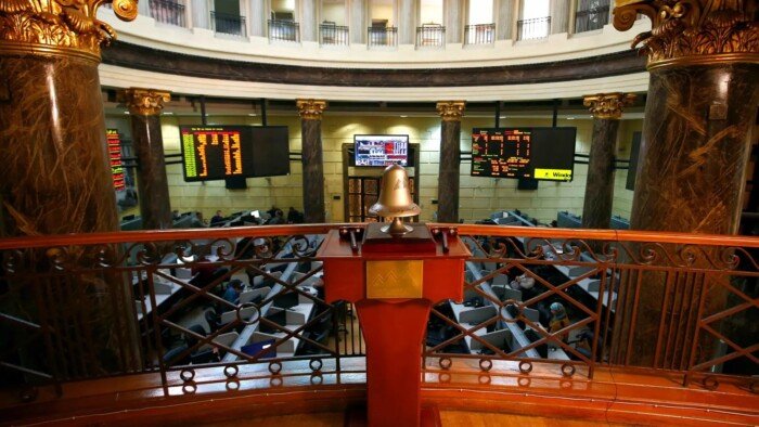 تباين مؤشرات البورصة المصرية في منتصف تعاملات جلسة الخميس وتأثيرات متغيرة على السوق
