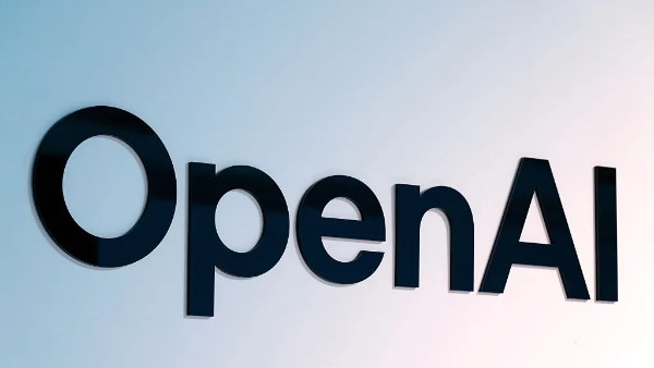 تسريبات تكشف عن سعر وتصميم مكبر الصوت الذكي المرتقب من OpenAI