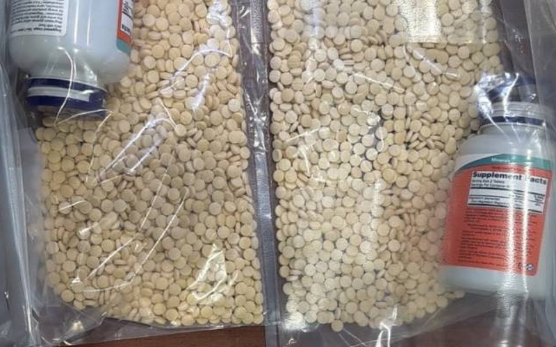 جمارك الكويت تكشف عن إحباط محاولة تهريب 4255 حبة كبتاغون مع مسافر قادم من سوريا