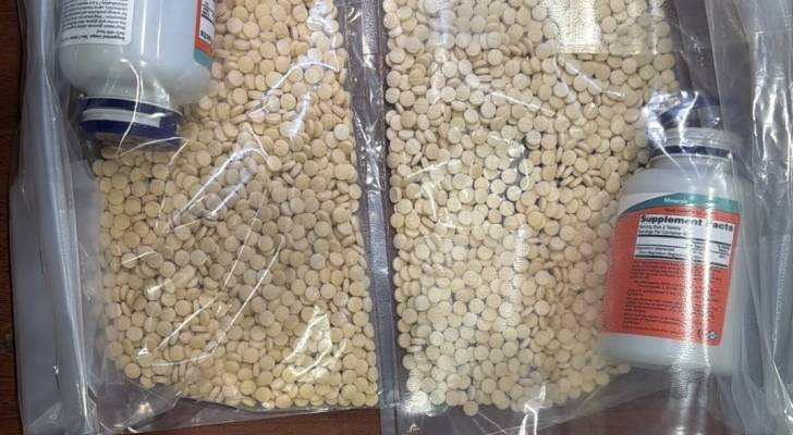 جمارك الكويت تكشف عن إحباط محاولة تهريب 4255 حبة كبتاغون مع مسافر