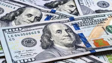 سعر الدولار الأمريكي يقترب من أدنى مستوياته في شهرين وسط حالة من الاستقرار العالمي