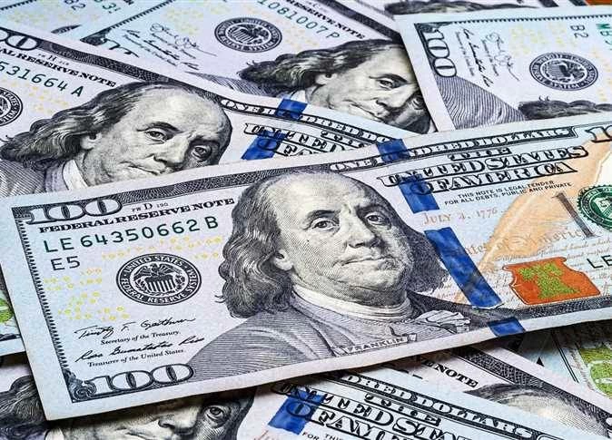 سعر الدولار الأمريكي يقترب من أدنى مستوياته في شهرين وسط حالة من الاستقرار العالمي