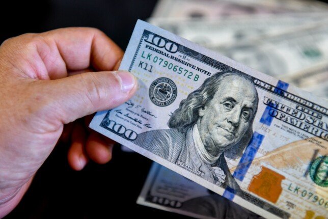 سعر الدولار اليوم الخميس يهبط طفيفًا أمام الجنيه ويصل إلى أعلى سعر عند 50.50 جنيه