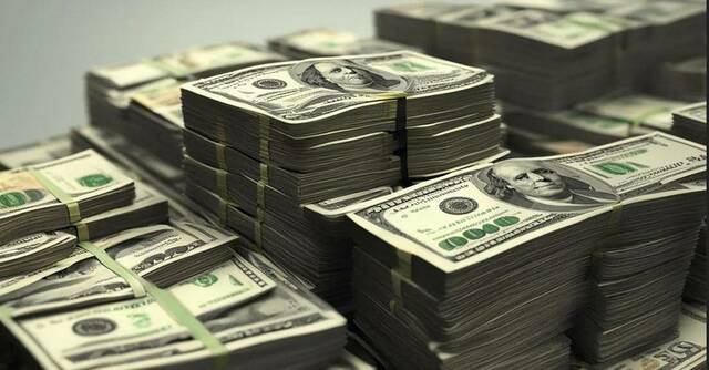 سعر الدولار مقابل الجنيه المصري ينخفض إلى أقل من 50 جنيها في البنوك اليوم الأربعاء