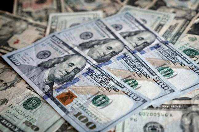 سعر الدولار يفقد 4 قروش واستثمارات الأجانب في أذون الخزانة تسجل صافي تخارج