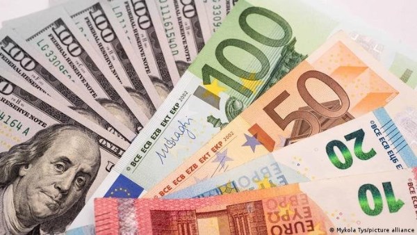 سعر العملات الأجنبية الدولار واليورو الآن يحدد توجهات السوق